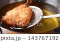 アジフライ調理中 143767192