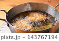 アジフライ調理中 143767194