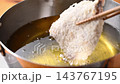 アジフライ調理中 143767195
