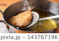 アジフライ調理中 143767196
