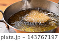 アジフライ調理中 143767197