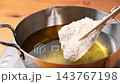 アジフライ調理中 143767198