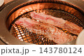 用夾子將大塊牛小排放在烤架上烤至完美。 143780124