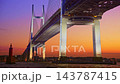 日落時分，Marine Rouge號遊輪駛過海灣大橋（2倍速） 143787415