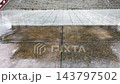 增上寺正殿前的石板路和階梯被雨水打濕了。 143797502
