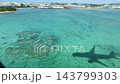 那覇空港への着陸風景、エメラルドグリーンの海 143799303