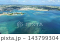 飛行機の窓から見た沖縄本島の眺め、糸満市上空 143799304