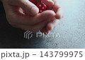 手のひらの上に乗せた赤いサイコロ 143799975