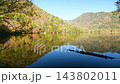 Lake Yunoko in Oku-Nikko, Nikko City, Tochigi Prefecture, is ablaze with autumn colors. 143802011