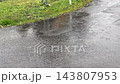 下雨天大雨道路水滴大雨瀝青 143807953