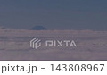 從羽田機場上空的飛機上可以看到富士山，山頂從雲層中探出頭來。 143808967