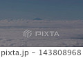 從羽田機場上空的飛機上可以看到富士山，山頂從雲層中探出頭來。 143808968