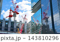 東京車站八重洲地區周圍的建築工地和塔吊倒映在玻璃外牆上。 143810296