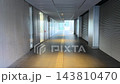 現代化的無人看管室內走廊，舖有觸覺鋪路磚。 143810470