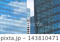 一組擁有玻璃帷幕牆和水平線條的現代摩天大樓。 143810471