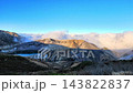 蔵王御釜の火口湖と雄大な山岳風景 143822837