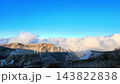 蔵王御釜の火口湖と雄大な山岳風景 143822838