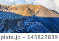 蔵王御釜の火口湖と雄大な山岳風景 143822839