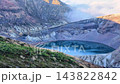 蔵王御釜の火口湖と雄大な山岳風景 143822842