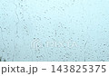 窗玻璃在雨天 143825375