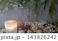 在燭光和植物裝飾的環繞下，享受一段寧靜的時光。 143826242