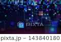 夜幕降臨，數位城市背景呈現，有網路線條和像素化圖案。 143840180