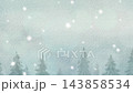 雪降る空から下へ降りていき、針葉樹林の森をゆっくり眺め渡す幻想的な光のアニメーション。水彩画背景。 143858534