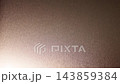 一段循環播放的影片顯示,一束光從左下角照射到拉絲金色的金屬表面。 一段循環播放的影片顯示,一束光從左下角照射到拉絲金色的金屬表面。 143859384