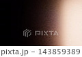 一段循環播放的視頻,光線在拉絲金金屬表面上來回移動。 一段循環播放的視頻,光線在拉絲金金屬表面上來回移動。 143859389