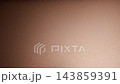 一段循環播放的視頻,顯示一束光從右側照射到拉絲金色的金屬表面上。 一段循環播放的視頻,顯示一束光從右側照射到拉絲金色的金屬表面上。 143859391