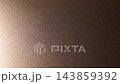 一段循環播放的視頻,顯示一束光從左側照射到拉絲金色的金屬表面上。 一段循環播放的視頻,顯示一束光從左側照射到拉絲金色的金屬表面上。 143859392