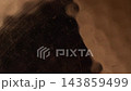 抽象的暗影環在錘紋銅板起伏的表面上平滑地移動。 抽象的暗影環在錘紋銅板起伏的表面上平滑地移動。 143859499
