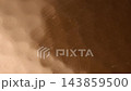 抽象的暗影環在錘紋銅板起伏的表面上平滑地移動。 抽象的暗影環在錘紋銅板起伏的表面上平滑地移動。 143859500