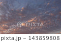 延時攝影展現流動的捲積雲和日落天空:秋日天空景色(4K) 延時攝影展現流動的捲積雲和日落天空:秋日天空景色(4K) 143859808