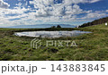 水面に空と雲が映り込む大鹿村の天空の池の絶景 - 下伊那郡大鹿村, 長野県, 日本 143883845