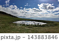 水面に空と雲が映り込む大鹿村の天空の池の絶景 - 下伊那郡大鹿村, 長野県, 日本 143883846