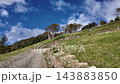 青空と草原が広がる天空の池へ通じるダート道 - 下伊那郡大鹿村, 長野県, 日本 143883850