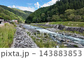 山あいの集落と渓流を流れる塩川の風景 - 下伊那郡大鹿村, 長野県, 日本 143883853