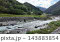 山あいの集落と渓流を流れる塩川の風景 - 下伊那郡大鹿村, 長野県, 日本 143883854