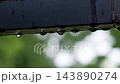 雨に濡れた金属製の縁に連なる水滴、雨の日 143890274