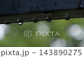 雨に濡れた金属製の縁に連なる水滴、雨の日 143890275