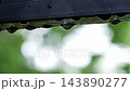 雨に濡れた金属製の縁に連なる水滴、雨の日 143890277
