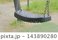 雨に濡れた公園の無人のブランコ 143890280