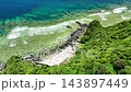 沖繩島的無人機空拍照片，展現了島嶼最北端邊戶岬周圍的景色。 143897449