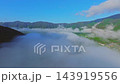 10月初旬朝の箱根仙石原すすき草原からドローンで朝霧と雲海の上を上昇飛行する姿を捉えた4K空撮動画 143919556
