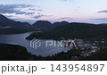 神奈川県箱根町・芦ノ湖と山並みの夕暮れ空撮映像 143954897