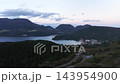 神奈川県箱根町・芦ノ湖と山並みの夕暮れ空撮映像 143954900