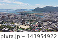 広島県三原市・城跡と港湾を望む沿岸市街地の空撮映像 143954922