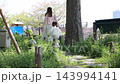 公園の小道を歩く母親と幼い娘のスローモーション動画 公園の小道を歩く母親と幼い娘のスローモーション動画 143994141