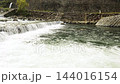 一段風景影片（20 秒，箱根湯本），捕捉了早川河水從陡坡上傾瀉而下，流向對岸的壯觀景象。 144016154